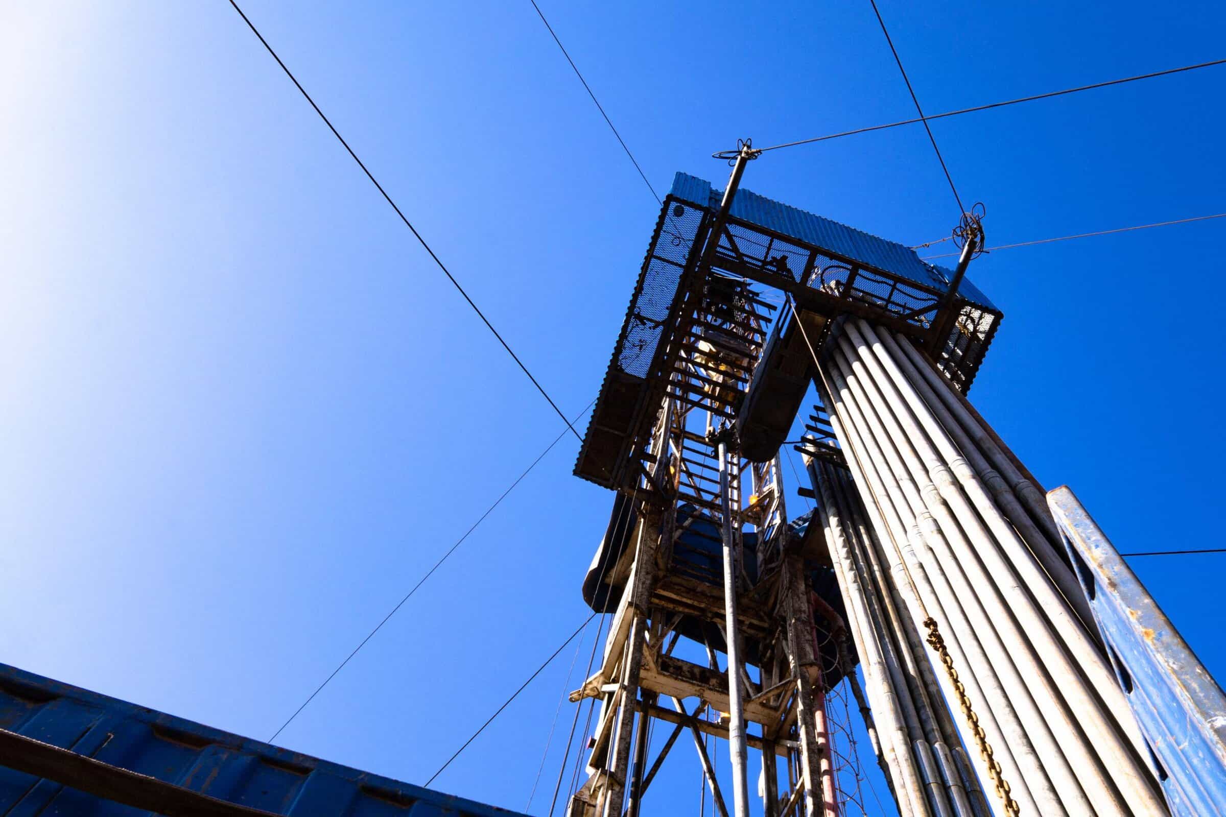 Image of drill pipe standing in the derek with a upward looking perspective from rig floor